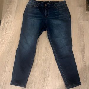 1822 Flattering high rise skinny jeans!